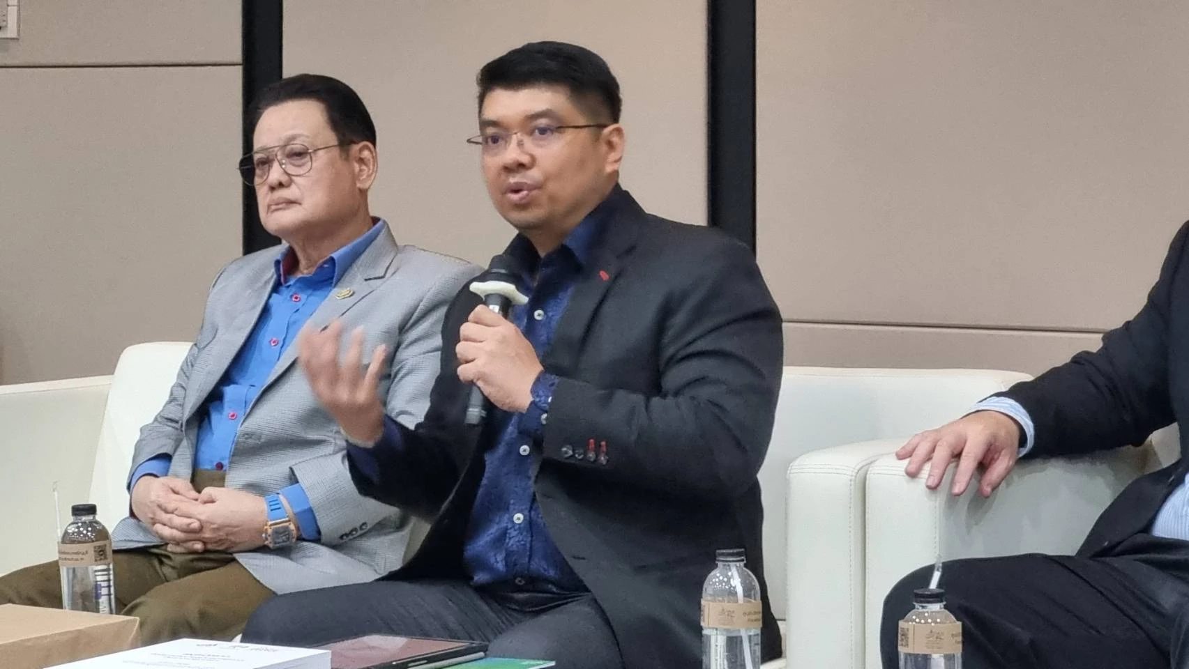 'ทีดีอาร์ไอ' แนะสร้าง สมดุลแกนการเมือง-'วีแฟร์' แซะไร้นโยบายสวัสดิการ