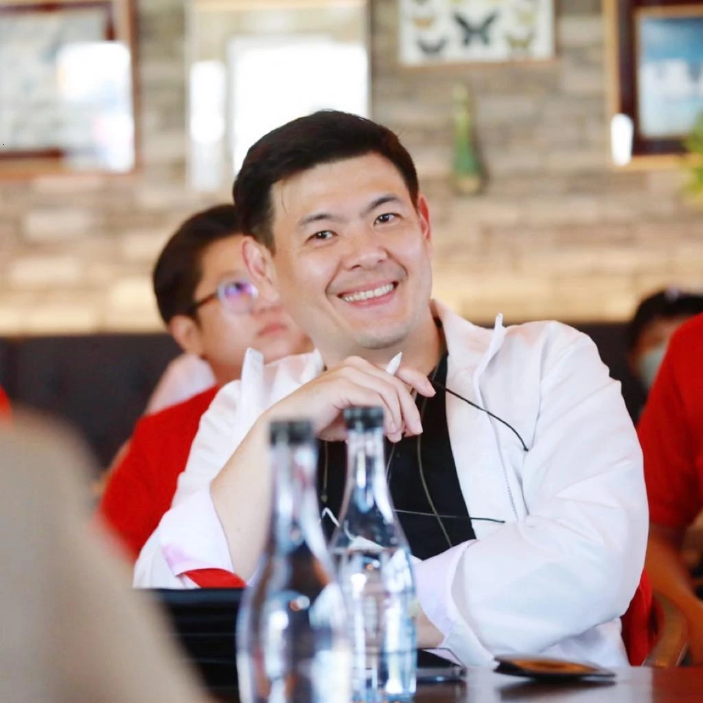 รู้จัก 'จักรพงษ์ แสงมณี' รมช.ต่างประเทศ ครม.เศรษฐา 1 บอกเลยโปรไพล์ไม่ธรรมดา