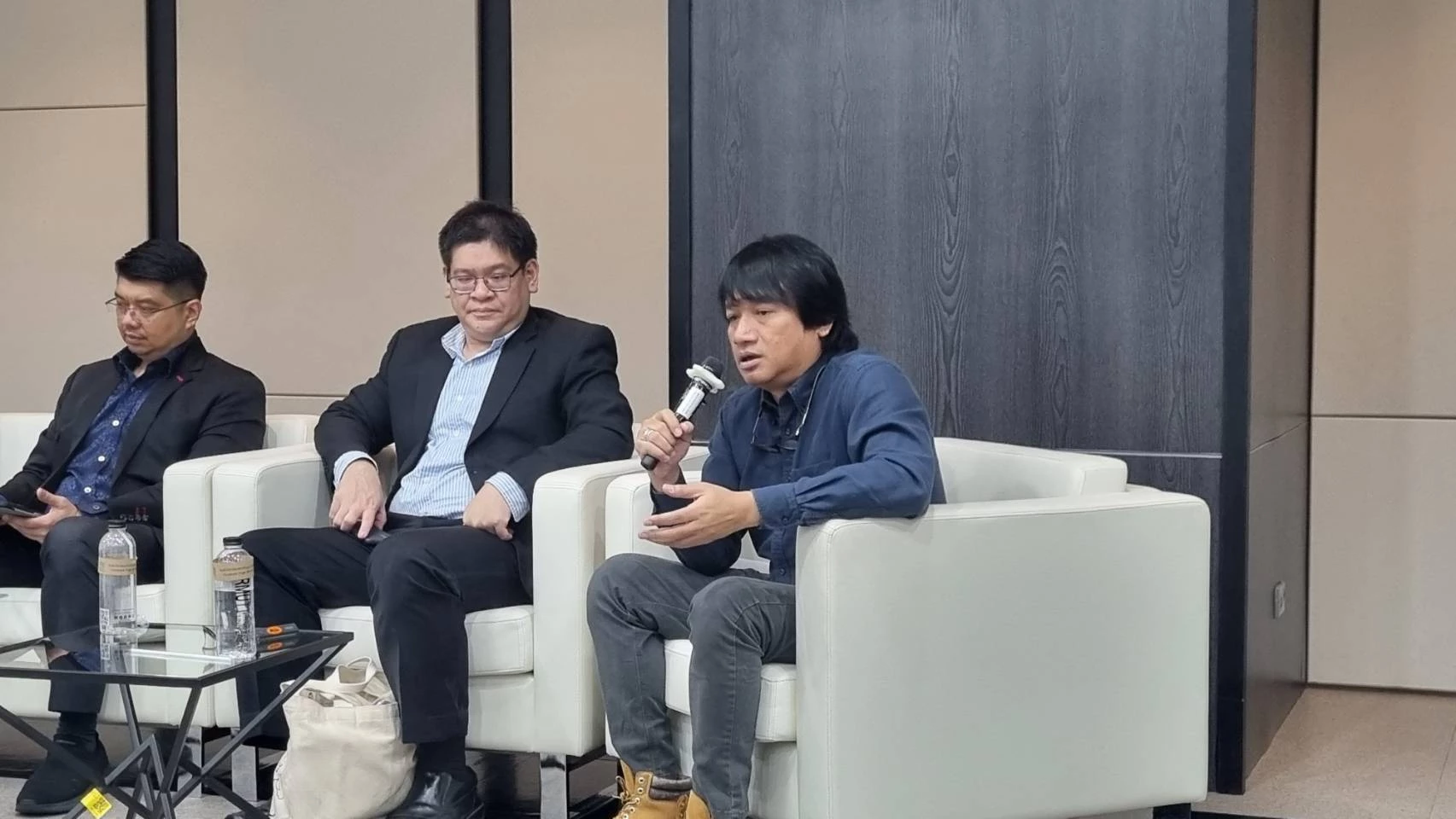 'ทีดีอาร์ไอ' แนะสร้าง สมดุลแกนการเมือง-'วีแฟร์' แซะไร้นโยบายสวัสดิการ