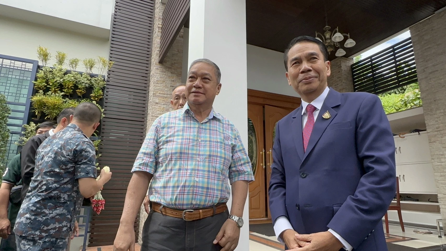 'สุทิน' เข้าพบ 'บิ๊กโอ๋' ชื่นมื่น แลกเปลี่ยนข้อมูลทำงานกับกองทัพ