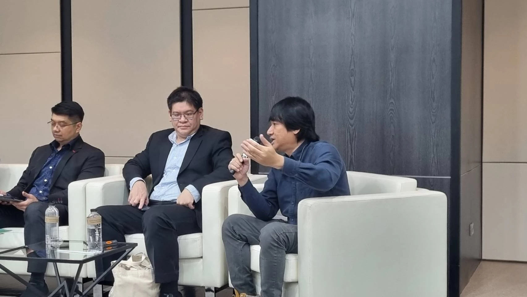 'ทีดีอาร์ไอ' แนะสร้าง สมดุลแกนการเมือง-'วีแฟร์' แซะไร้นโยบายสวัสดิการ