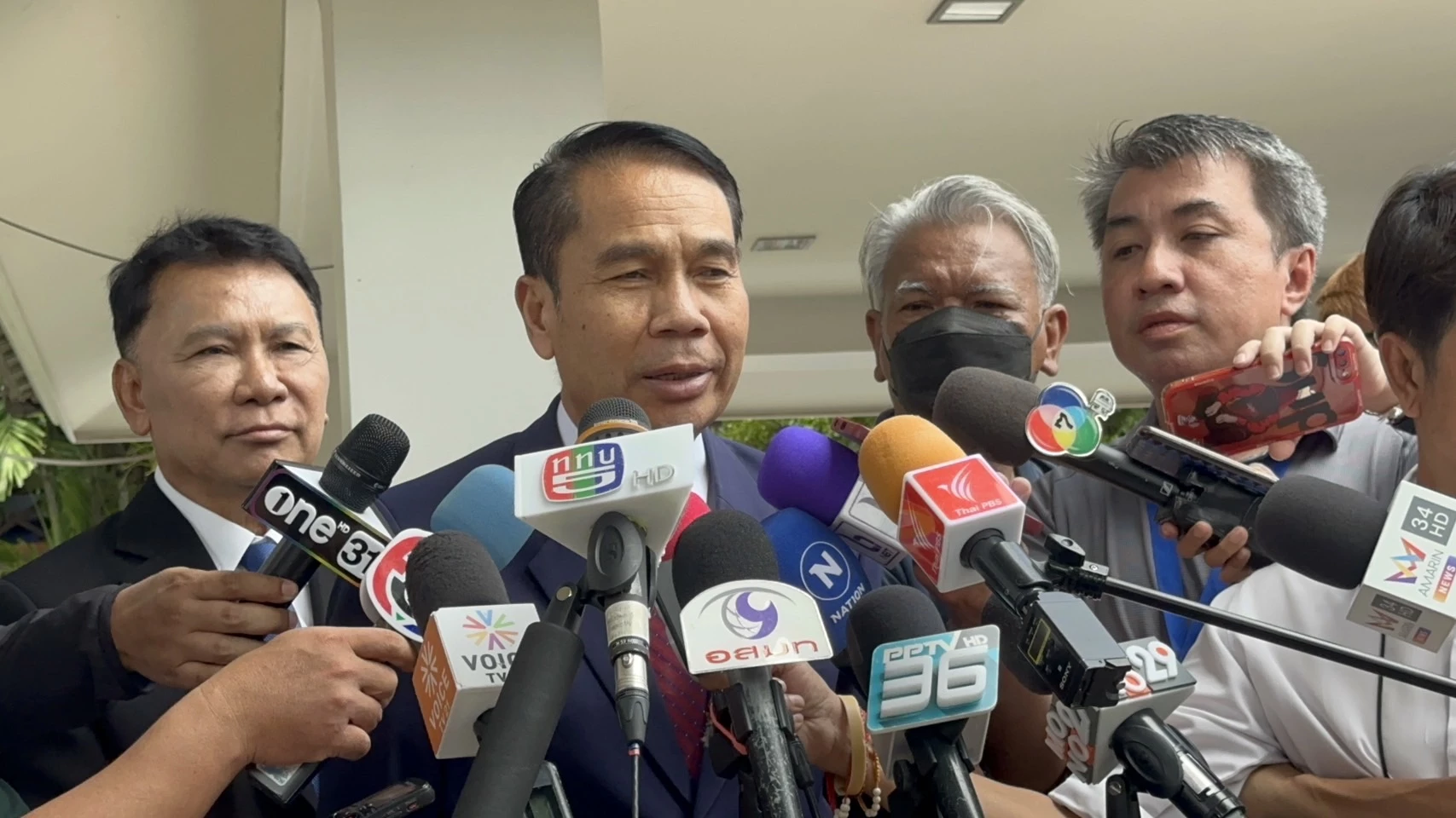 'สุทิน' เข้าพบ 'บิ๊กโอ๋' ชื่นมื่น แลกเปลี่ยนข้อมูลทำงานกับกองทัพ