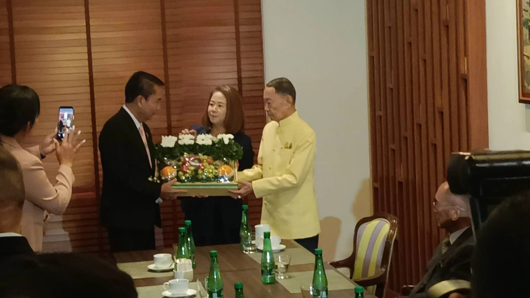 บิ๊กทิน พบ บิ๊กเหวียง ขอคำชี้แนะปฏิบัติงานรมว.กลาโหม