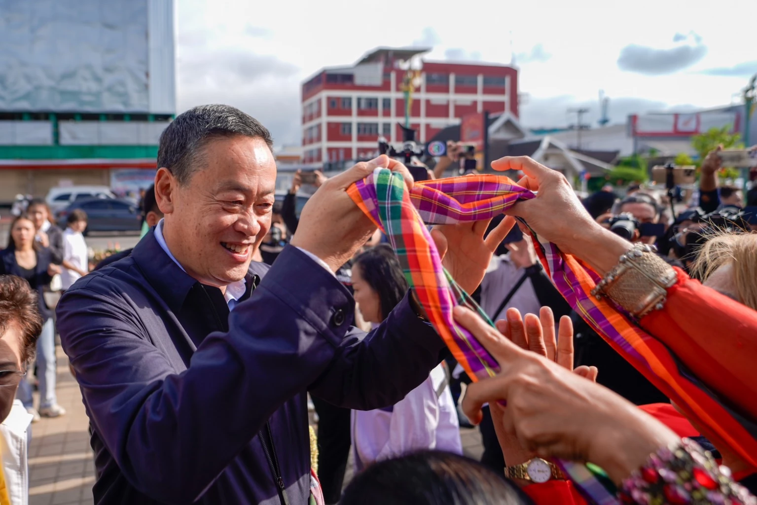 ‘นายกฯ’ ลุยอีสานดูภัยแล้ง-ปชช.เชียร์ “นายกฯเศรษฐาจะพาประชาชนเป็นเศรษฐี”