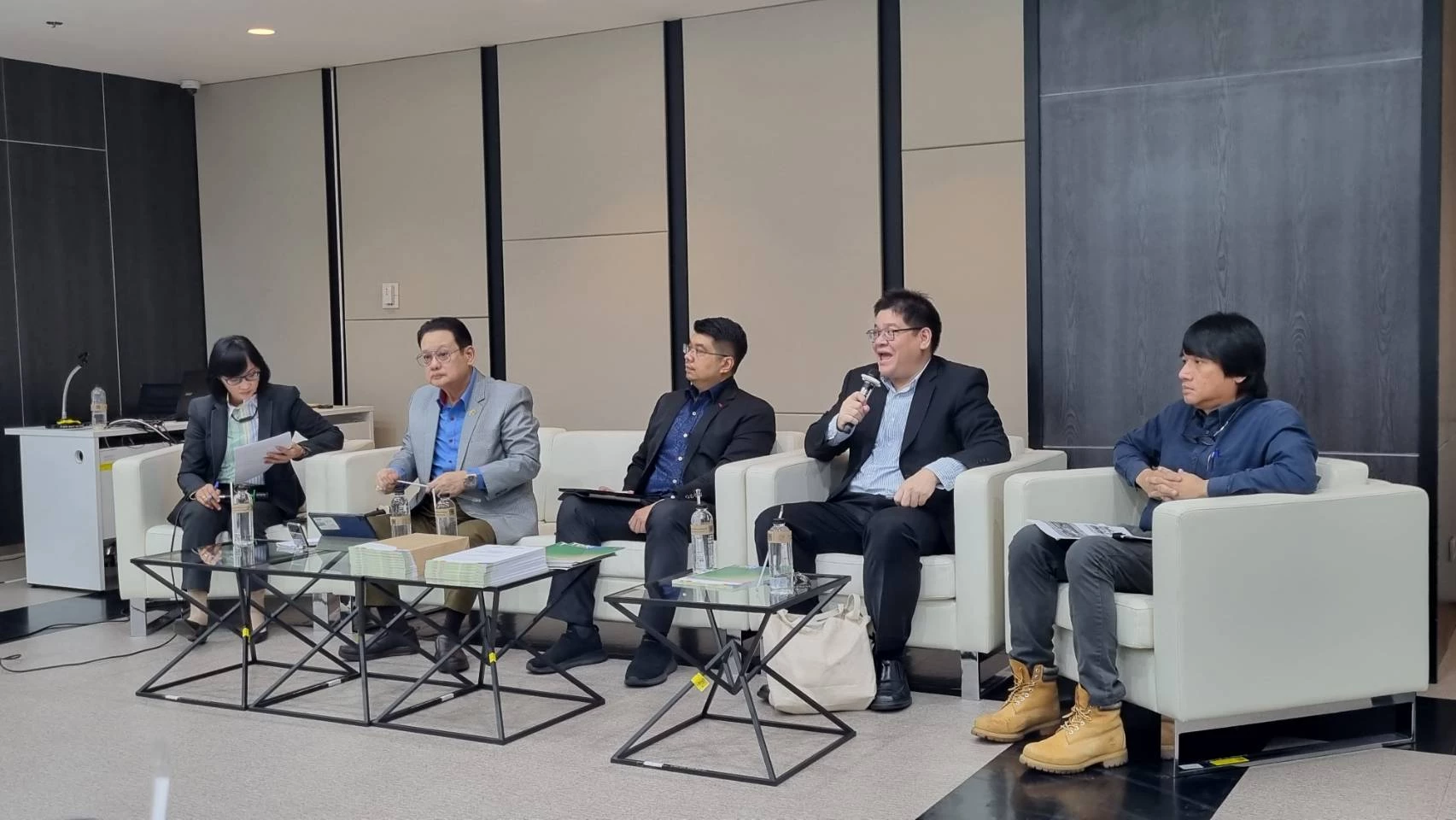 'ทีดีอาร์ไอ' แนะสร้าง สมดุลแกนการเมือง-'วีแฟร์' แซะไร้นโยบายสวัสดิการ