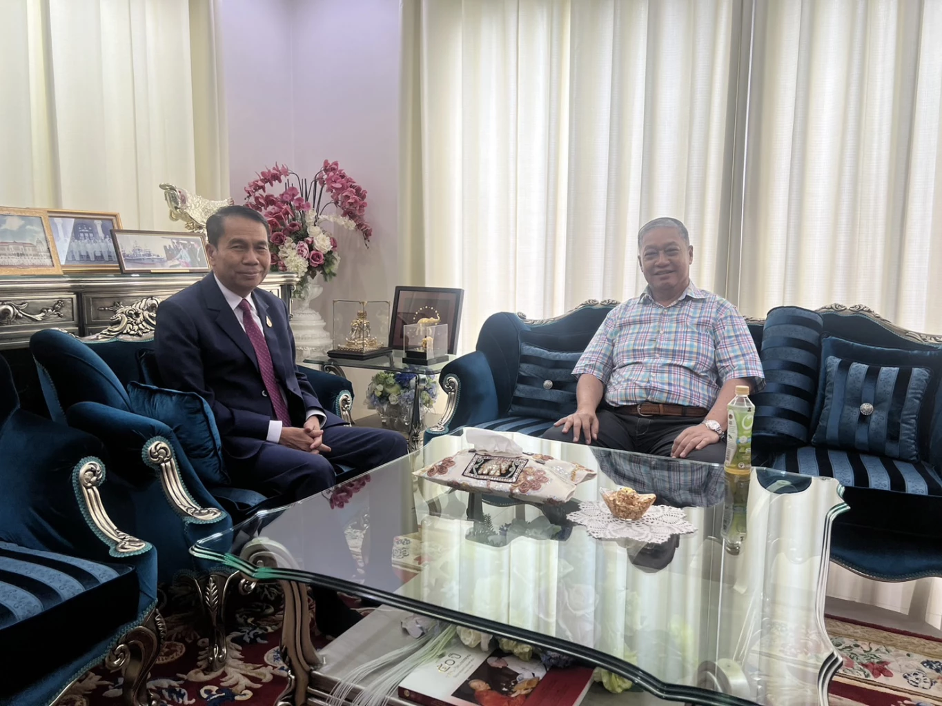 'สุทิน' เข้าพบ 'บิ๊กโอ๋' ชื่นมื่น แลกเปลี่ยนข้อมูลทำงานกับกองทัพ