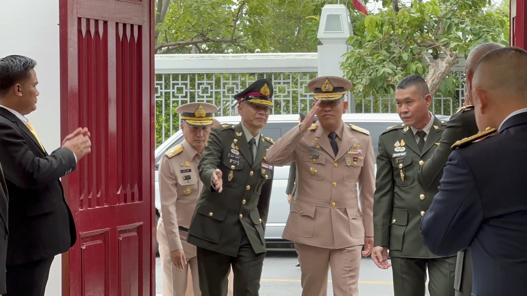 ‘สุทิน’ มากับพระ ถือฤกษ์ดีเลข 13-13-13 เข้าปฏิบัติหน้าที่ ‘รมว.กลาโหม’