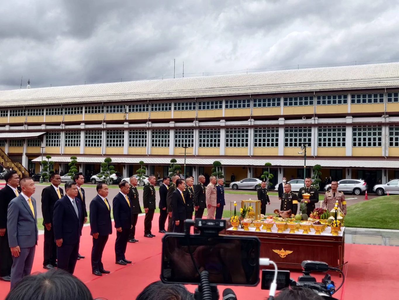 ‘สุทิน’ มากับพระ ถือฤกษ์ดีเลข 13-13-13 เข้าปฏิบัติหน้าที่ ‘รมว.กลาโหม’