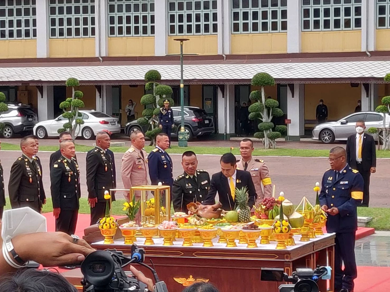 ‘สุทิน’ มากับพระ ถือฤกษ์ดีเลข 13-13-13 เข้าปฏิบัติหน้าที่ ‘รมว.กลาโหม’