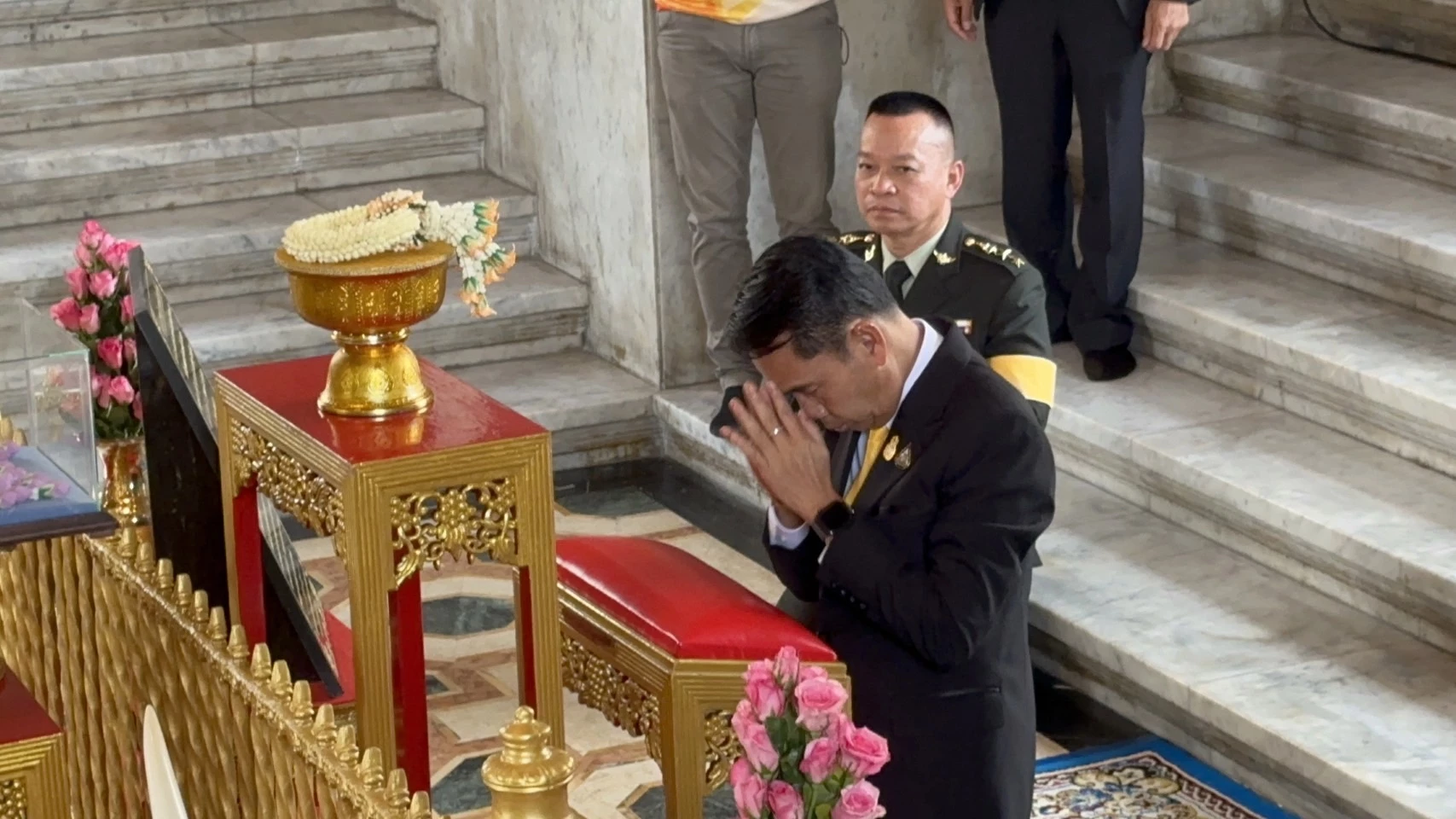 ‘สุทิน’ มากับพระ ถือฤกษ์ดีเลข 13-13-13 เข้าปฏิบัติหน้าที่ ‘รมว.กลาโหม’