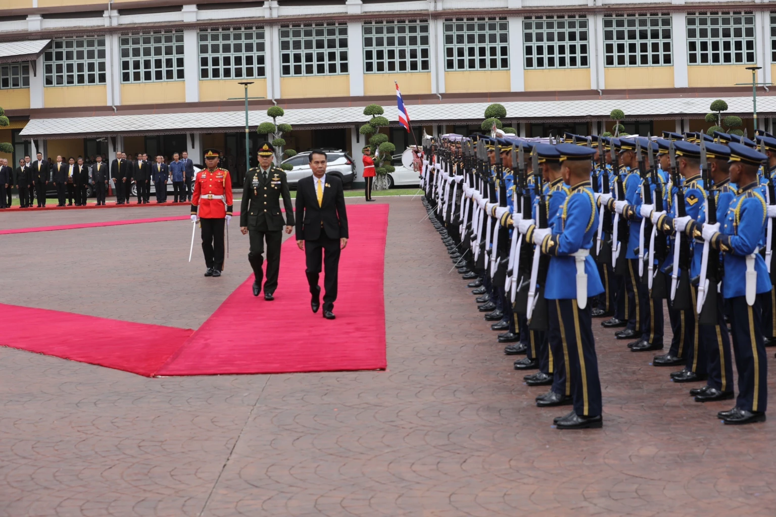 ‘สุทิน’ มากับพระ ถือฤกษ์ดีเลข 13-13-13 เข้าปฏิบัติหน้าที่ ‘รมว.กลาโหม’