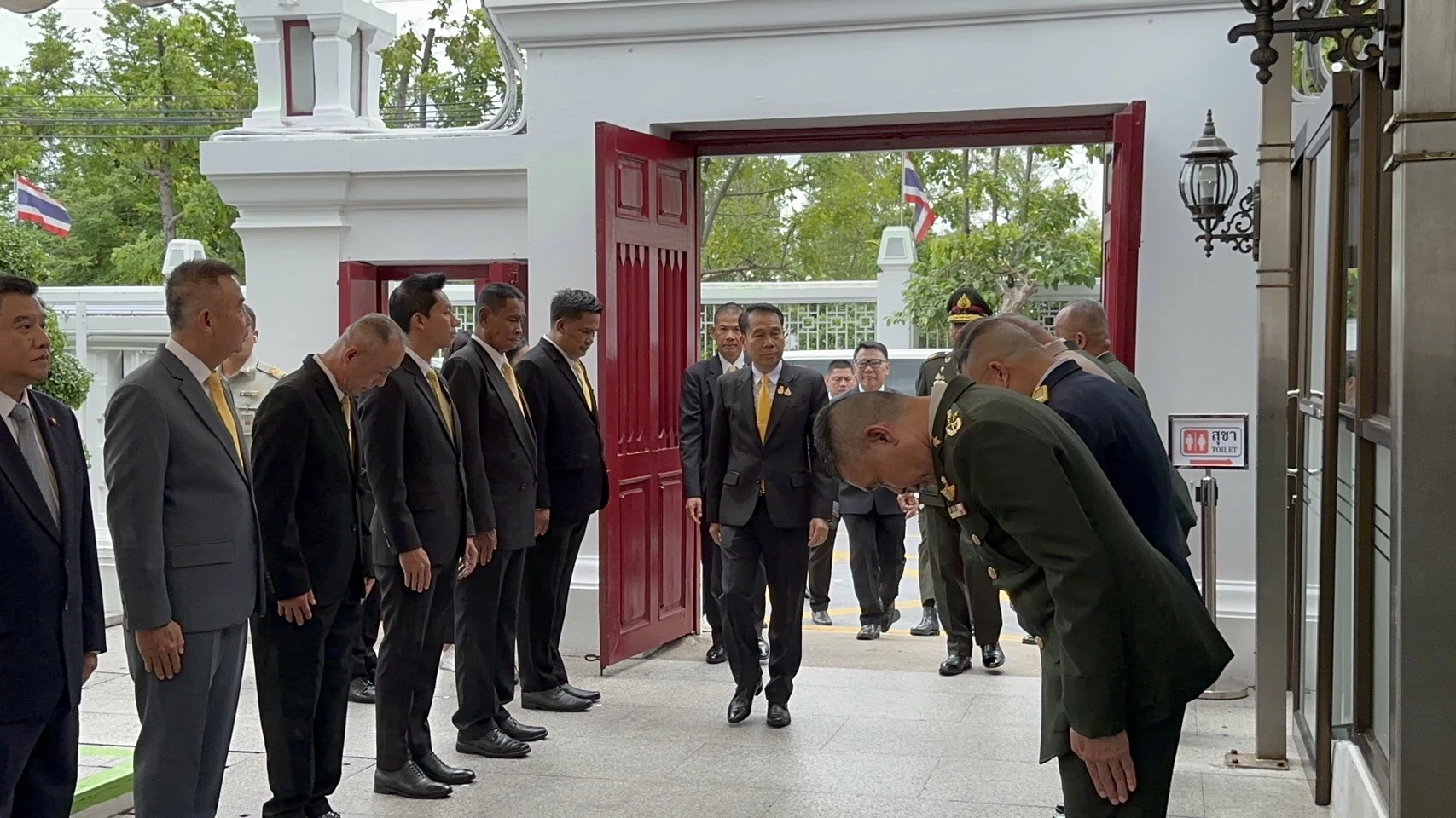 ‘สุทิน’ มากับพระ ถือฤกษ์ดีเลข 13-13-13 เข้าปฏิบัติหน้าที่ ‘รมว.กลาโหม’