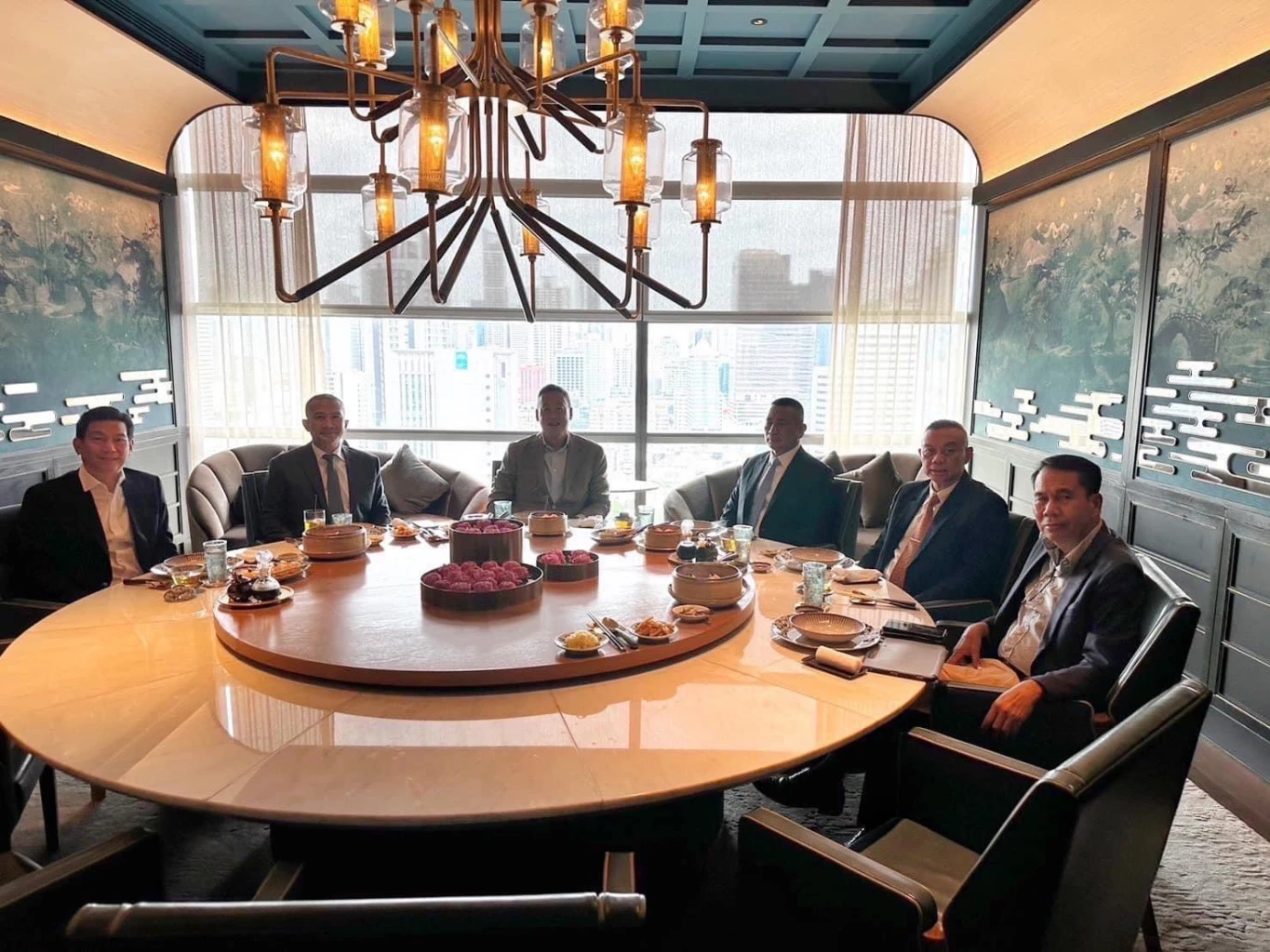 นายกฯและรมว.กลาโหม ร่วมวงรับประทานอาหารมื้อกลางวันกับว่าที่ผบ.เหล่าทัพ