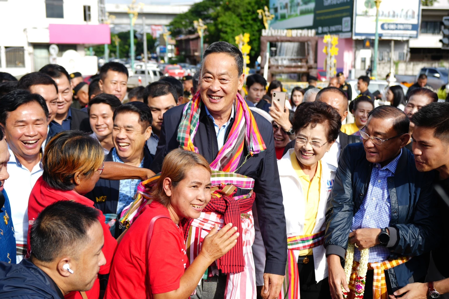 ‘นายกฯ’ ลุยอีสานดูภัยแล้ง-ปชช.เชียร์ “นายกฯเศรษฐาจะพาประชาชนเป็นเศรษฐี”