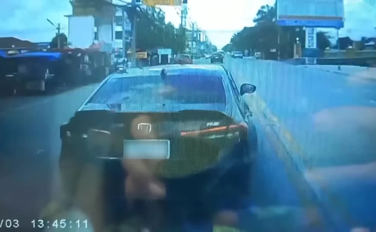 เพจดังโพสต์คลิป เก๋งสีดำขับรถแช่ไม่หลบรถพยาบาล