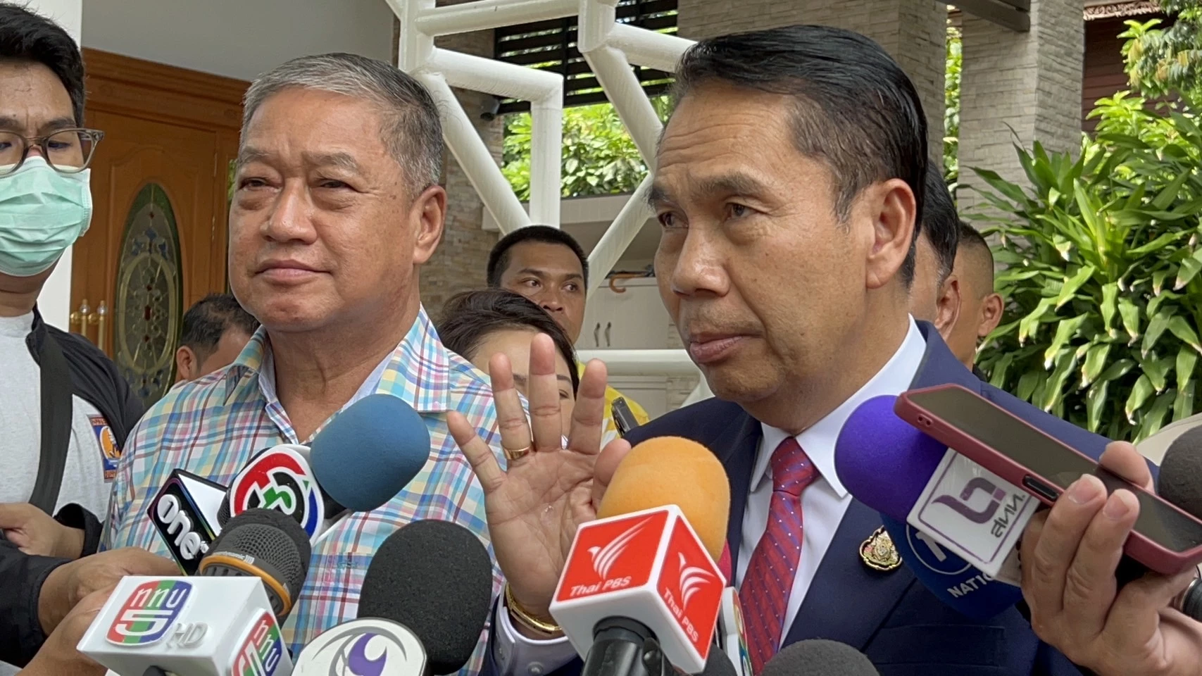 'สุทิน' เข้าพบ 'บิ๊กโอ๋' ชื่นมื่น แลกเปลี่ยนข้อมูลทำงานกับกองทัพ