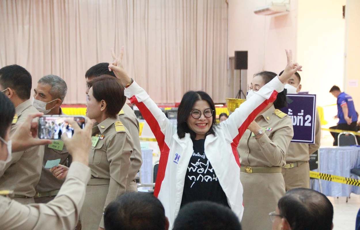 เดือน มนพร เจริญศรี 