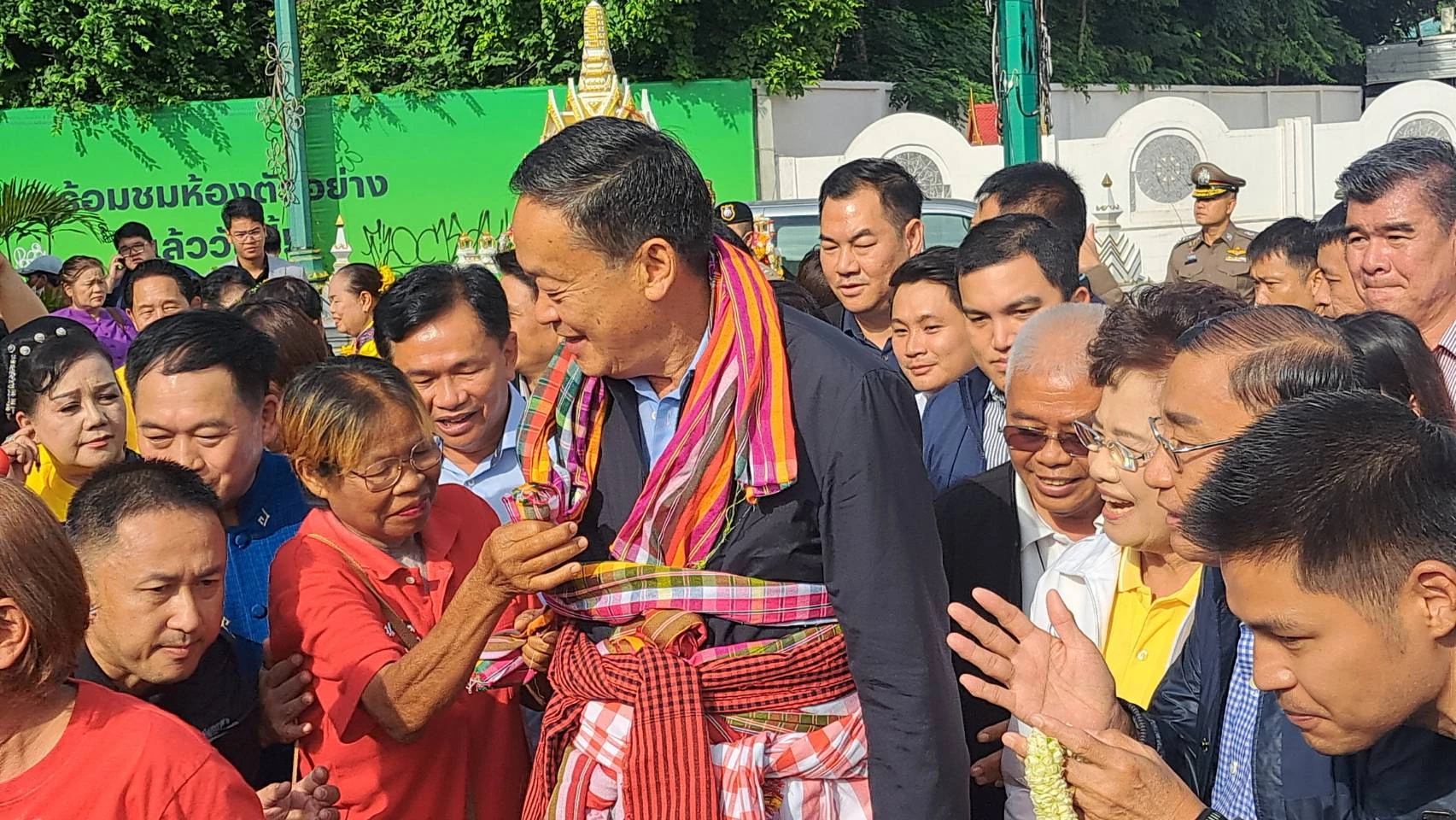 ประชาชนที่มาต้อนรับนายกฯ ผูกผ้าขาวม้ารอบเอว-รอบคอ 