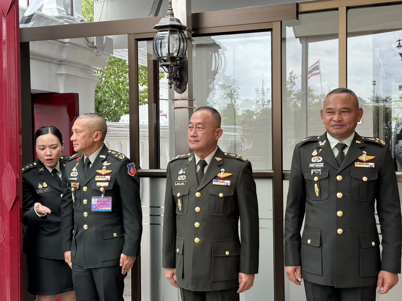 ‘สุทิน’ มากับพระ ถือฤกษ์ดีเลข 13-13-13 เข้าปฏิบัติหน้าที่ ‘รมว.กลาโหม’