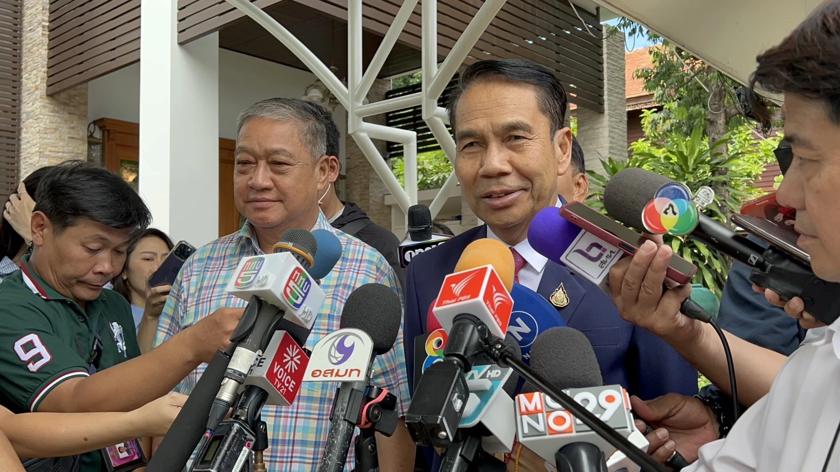 'สุทิน' เข้าพบ 'บิ๊กโอ๋' ชื่นมื่น แลกเปลี่ยนข้อมูลทำงานกับกองทัพ