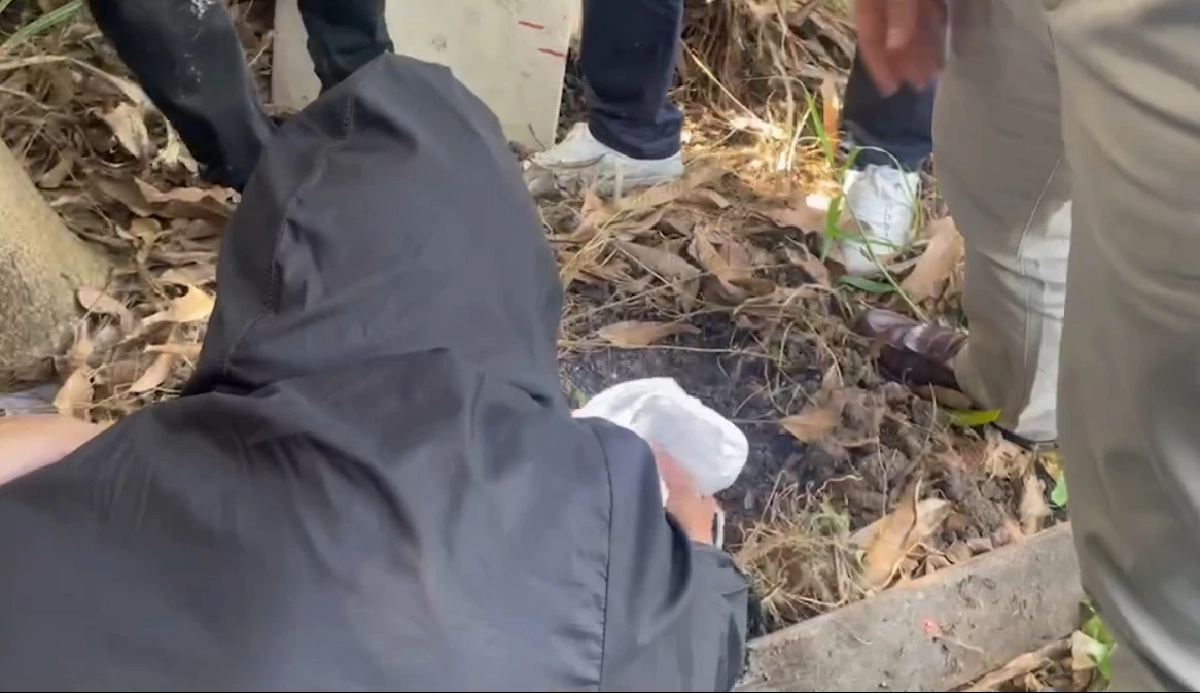 คนงานบ้านกำนันนก ชี้จุดนำอาวุธปืนไปฝังดิน