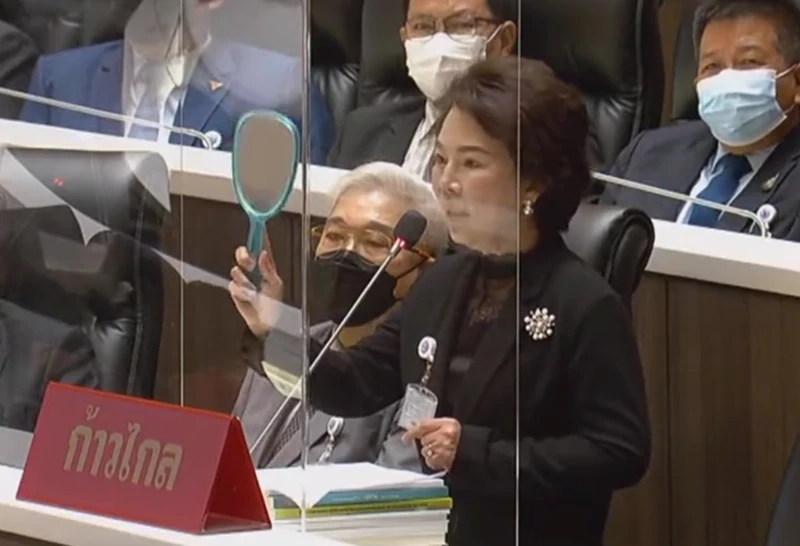 เจี๊ยบ อมรัตน์ มอบกระจกให้ พล.อ.ประยุทธ์