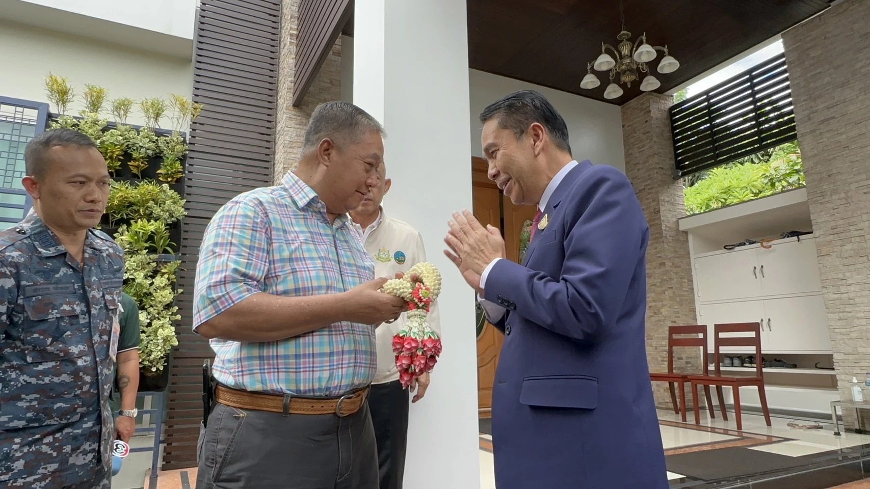 'สุทิน' เข้าพบ 'บิ๊กโอ๋' ชื่นมื่น แลกเปลี่ยนข้อมูลทำงานกับกองทัพ