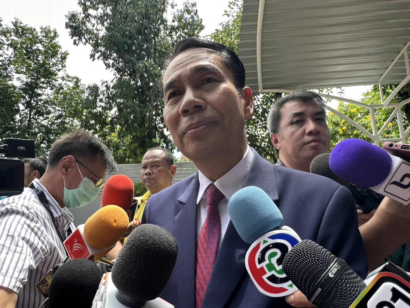 'สุทิน' เข้าพบ 'บิ๊กโอ๋' ชื่นมื่น แลกเปลี่ยนข้อมูลทำงานกับกองทัพ