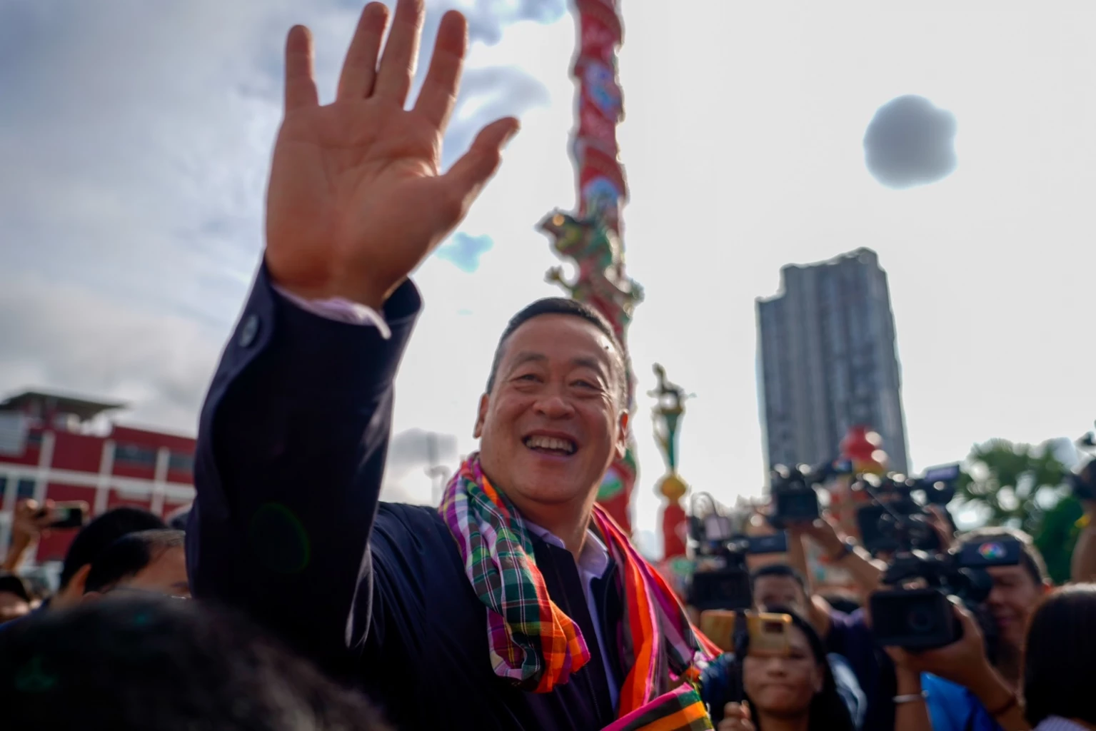 นายกฯ โบกมือทักทายประชาชนที่มาต้อนรับ