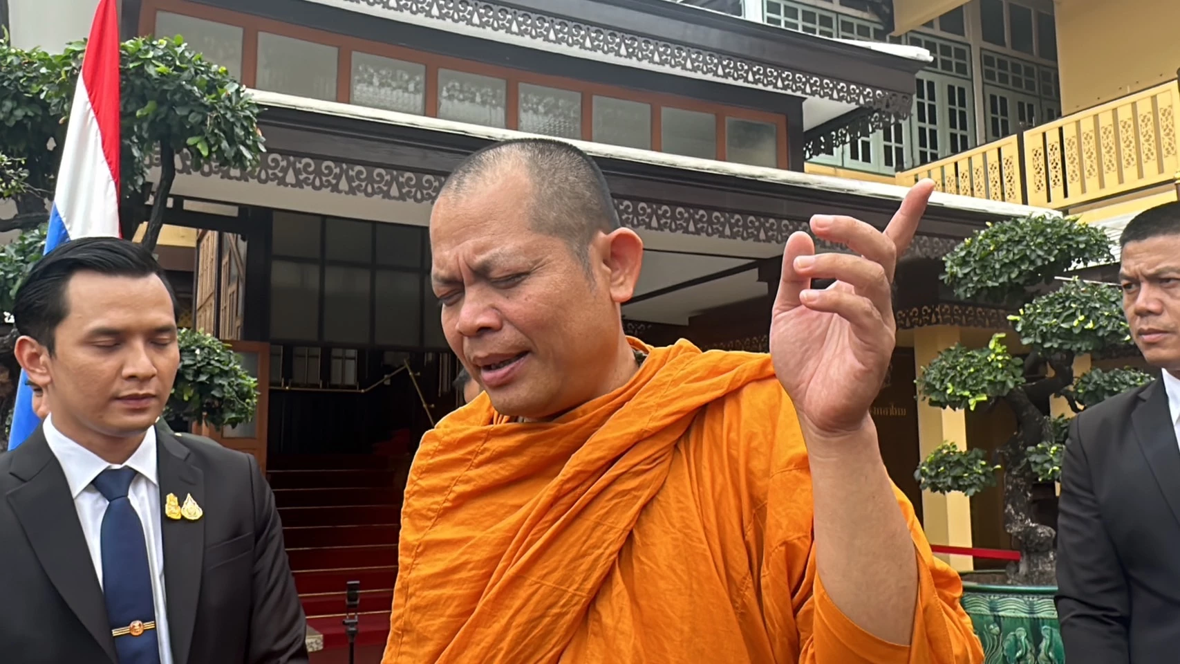 ‘สุทิน’ มากับพระ ถือฤกษ์ดีเลข 13-13-13 เข้าปฏิบัติหน้าที่ ‘รมว.กลาโหม’