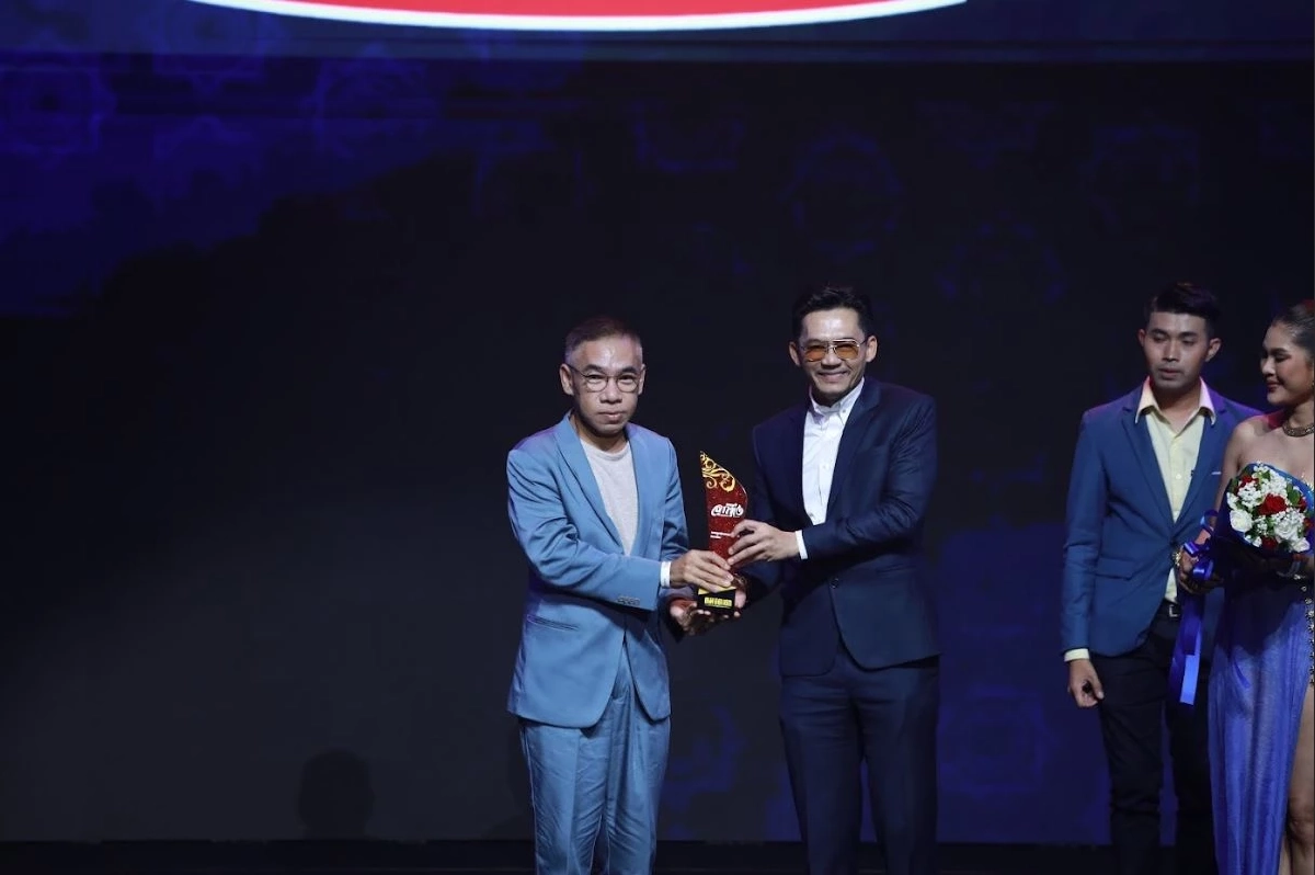  รางวัล เพลงลูกทุ่งผสานสร้างสรรค์ยอดเยี่ยม เพลง เสี่ยวอีสาน