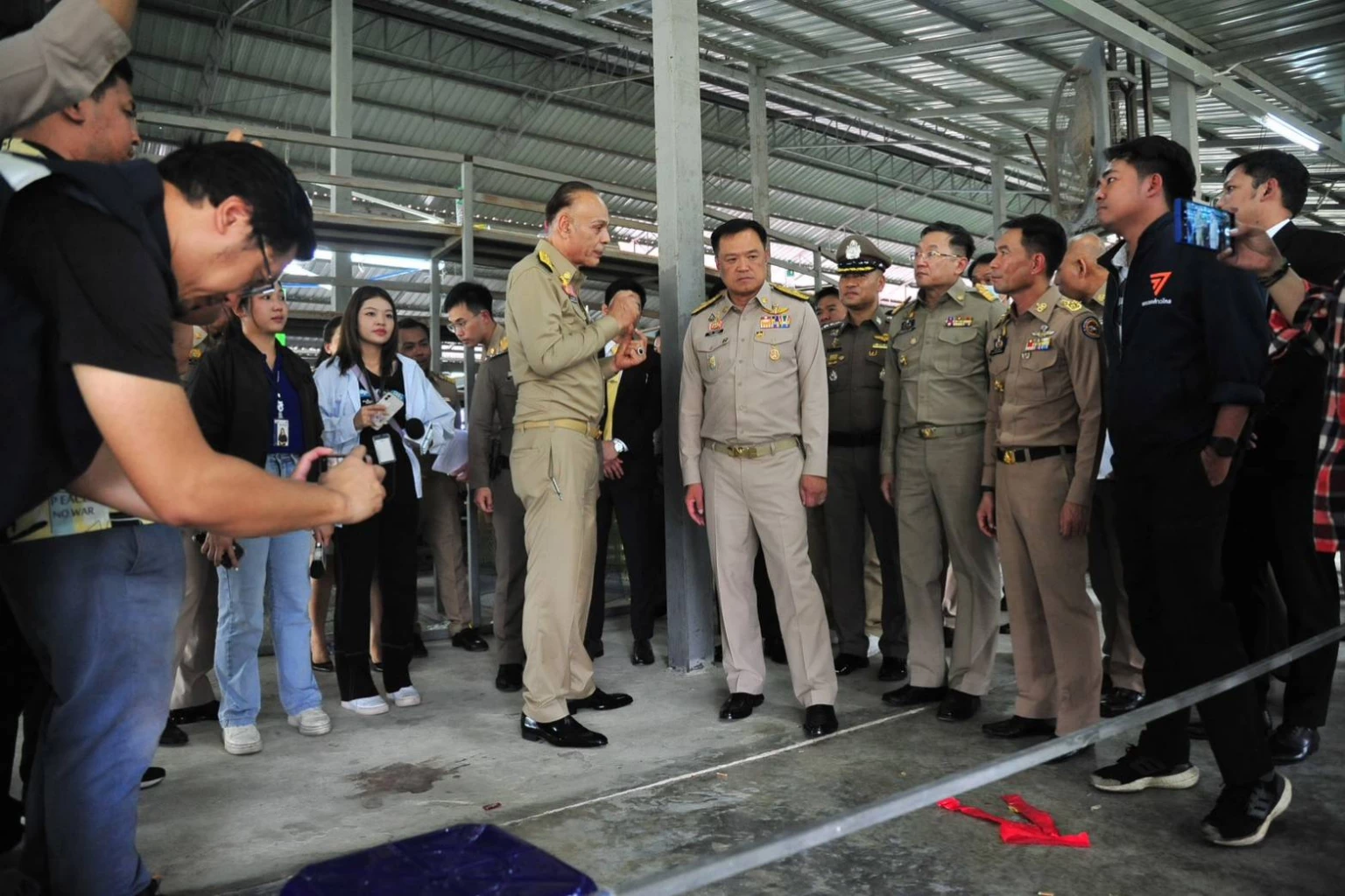 คณะ มท.1 ตรวจสอบบ่อนไก่ นครปฐม