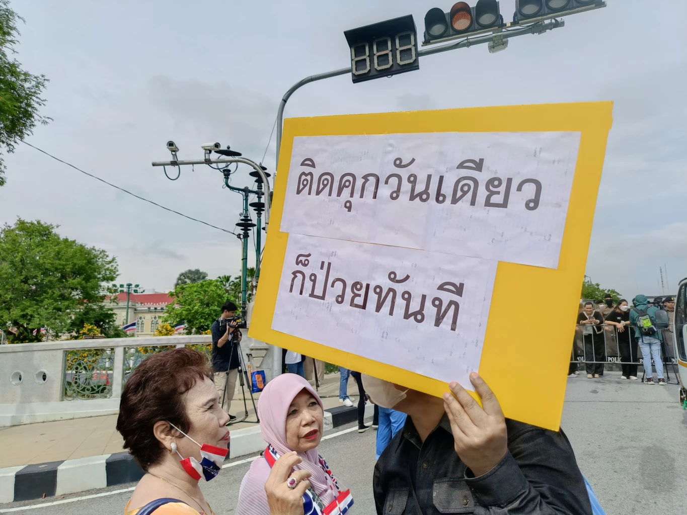 คปท.ชุมนุมหน้าทำเนียบ จี้ นายกฯ นำ ทักษิณ กลับคุก