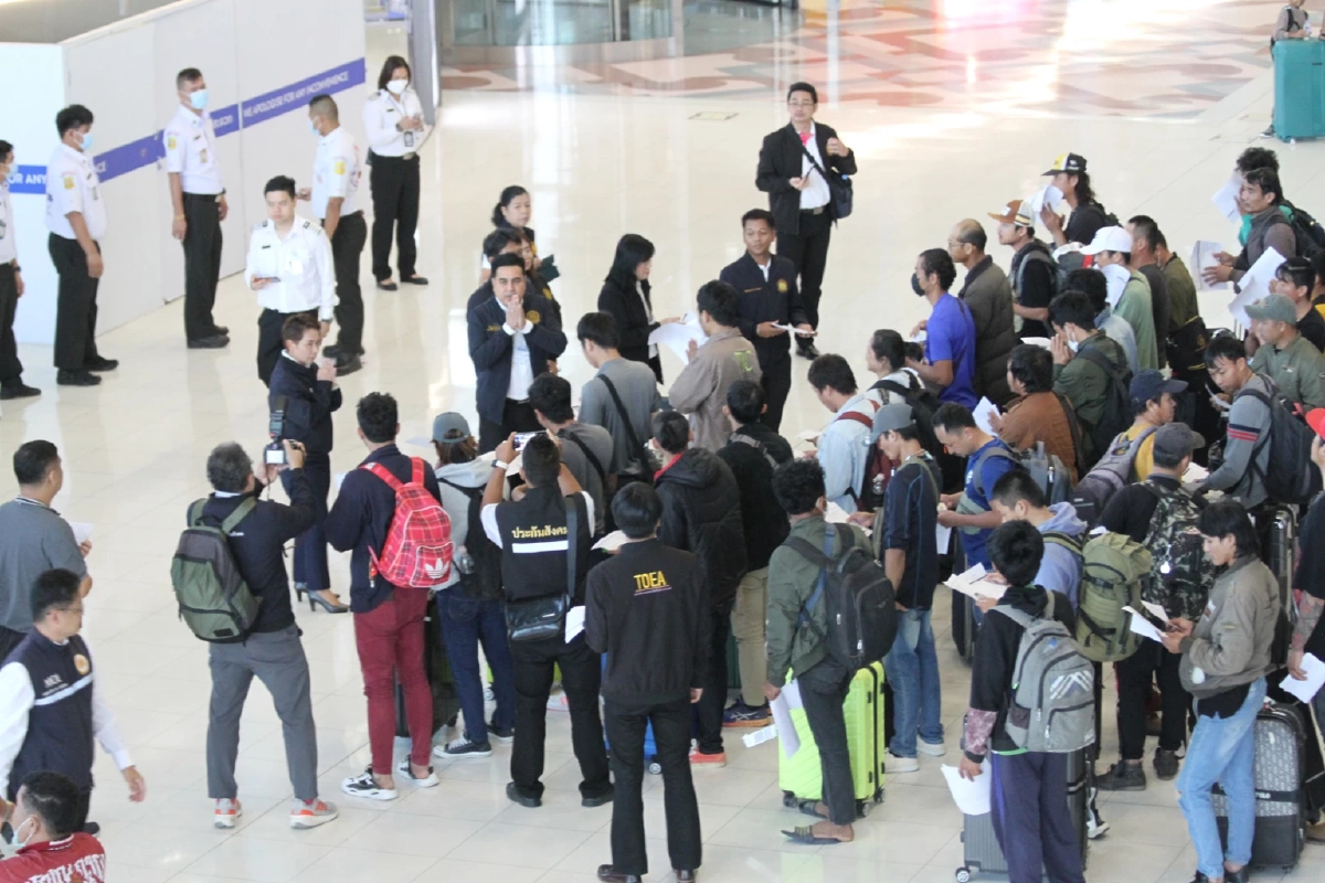 แรงงานไทย 320 คน ชุดที่ 26 เดินทางกลับถึงไทยแล้ว