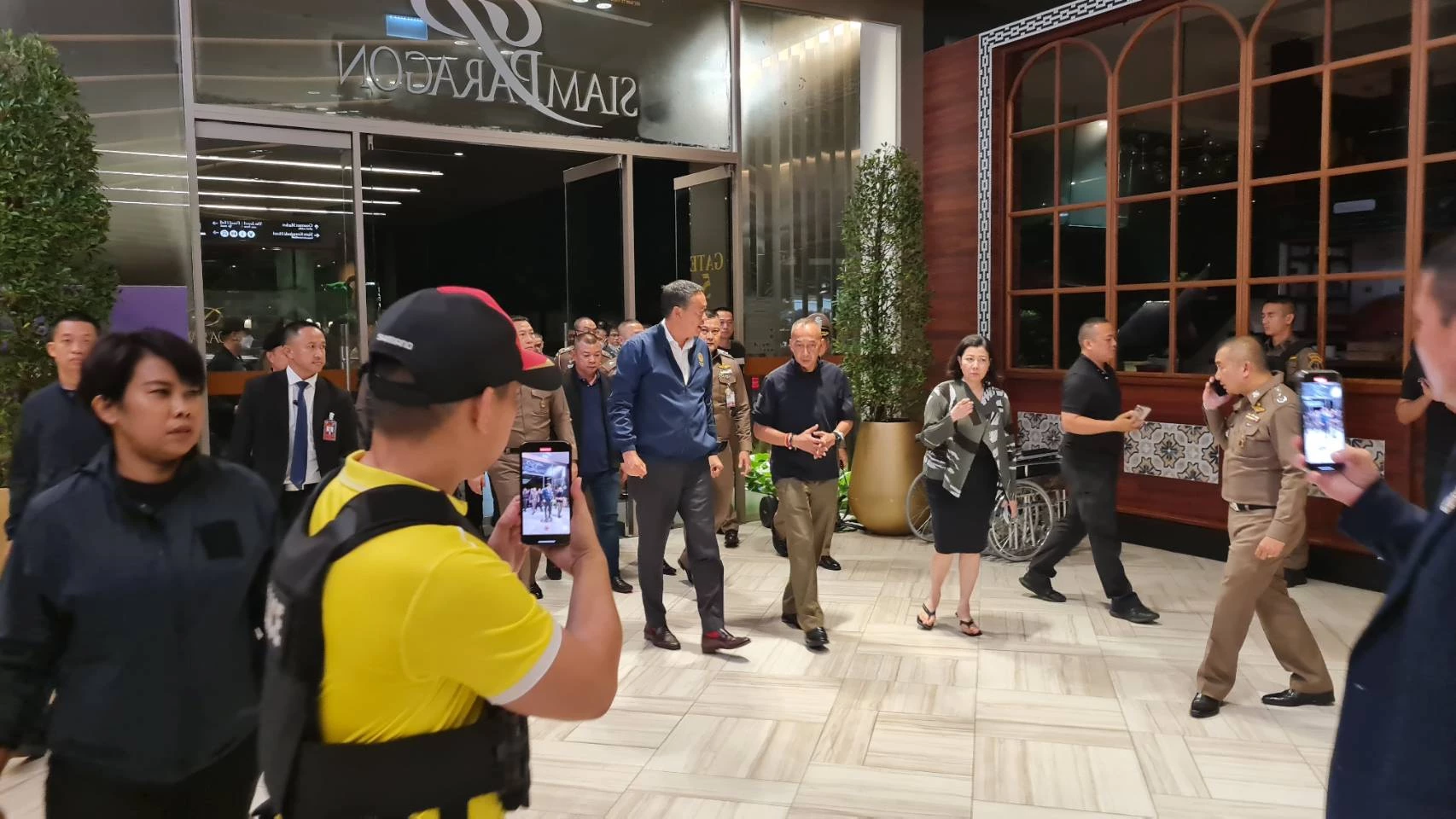 นายเศรษฐา ทวีสิน นายกรัฐมนตรี และ ผบ.ตร. รุดลงพื้นที่เกิดเหตุยิงกลางห้างสยามพารากอน 