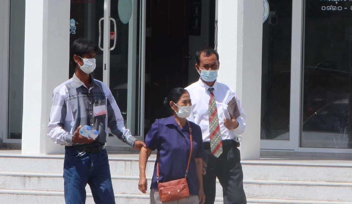 แม่ พลทหารวิเชียร เดินทางมาฟังคำพิพากษา 