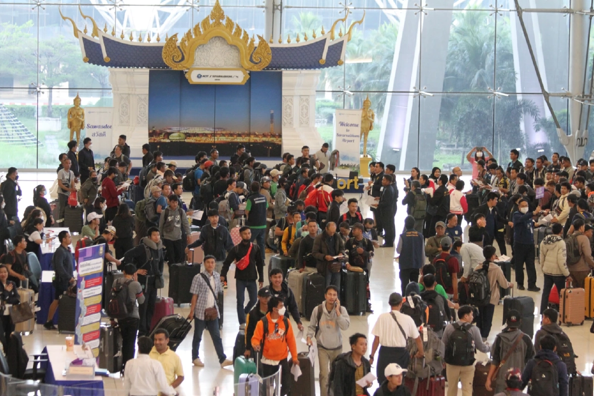 แรงงานไทย 320 คน ชุดที่ 26 เดินทางกลับถึงไทยแล้ว