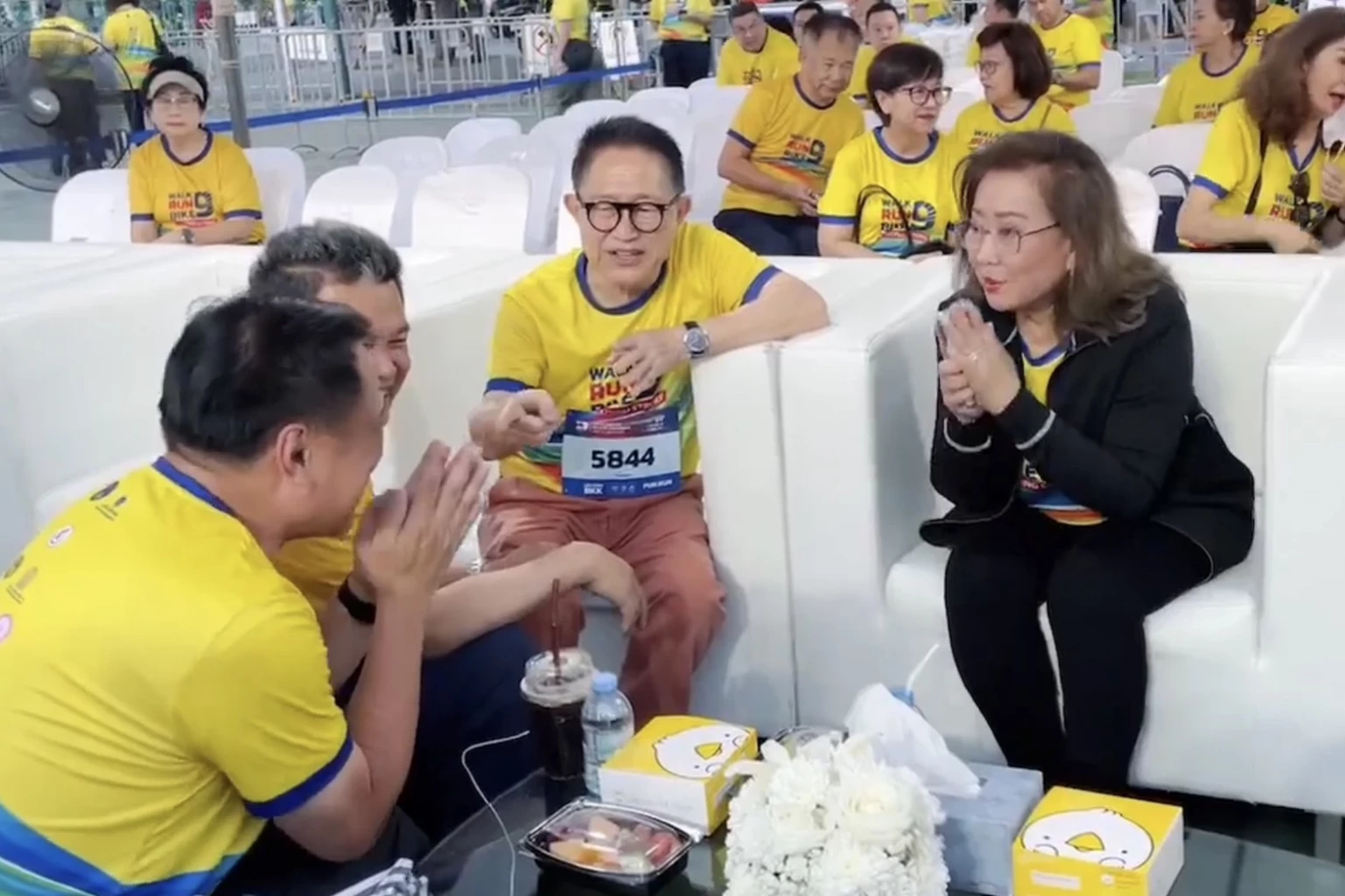 อุ๊งอิ๊ง ควง คุณหญิงพจมาน ร่วมงาน เดิน-วิ่ง-ปั่น  ป้องกันอัมพาต