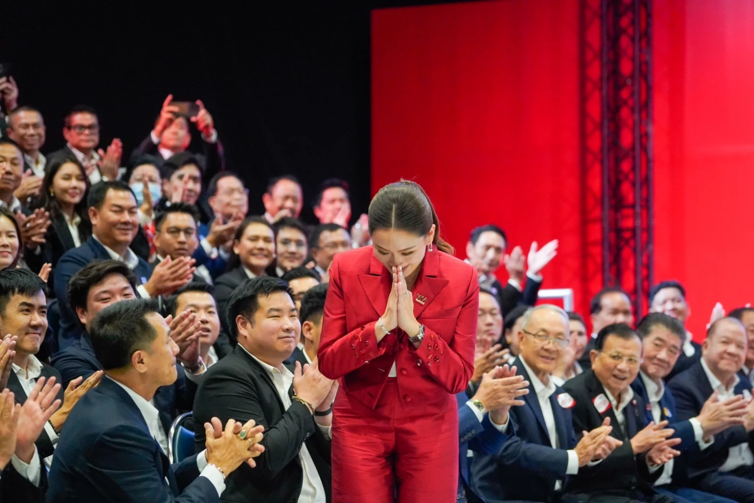 สายตรงทักษิณ ‘ภูมิธรรม’ เคลียร์ชัด ภาพ ‘นายกฯ’ จูบมือ ‘แพทองธาร ชินวัตร'