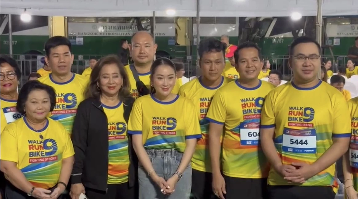 'อุ๊งอิ๊ง' ควง 'คุณหญิงพจมาน' ปรากฎตัวครั้งแรก หลังรับตำแหน่งหัวหน้าพรรค