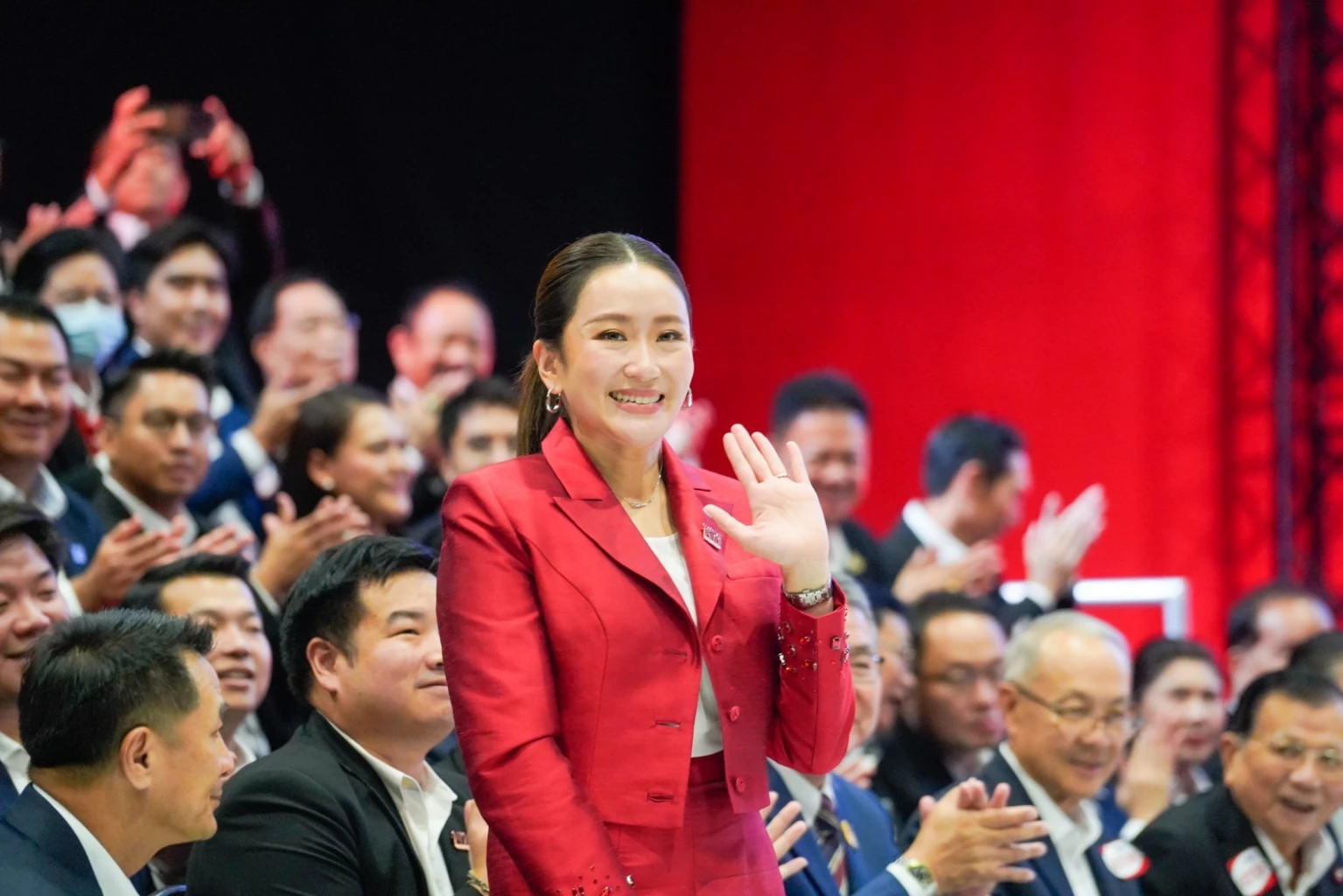 สายตรงทักษิณ ‘ภูมิธรรม’ เคลียร์ชัด ภาพ ‘นายกฯ’ จูบมือ ‘แพทองธาร ชินวัตร'