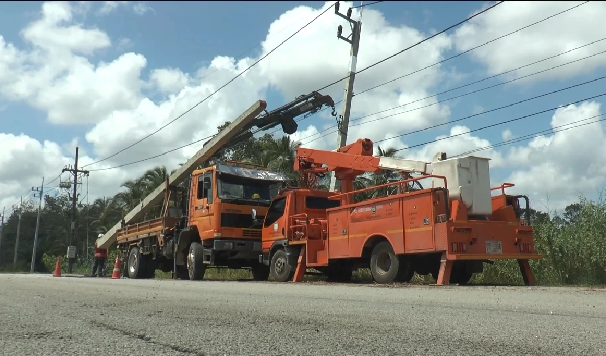 จนท.การไฟฟ้า เร่งนำเสาใหม่เปลี่ยนเพื่อจ่ายไฟฟ้าให้กับบ้านเรือนประชาชนได้ 