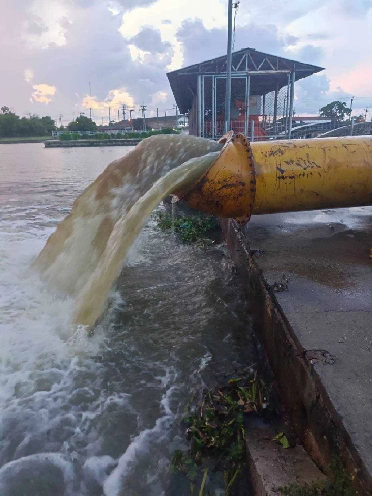 รมว.เกษตรฯ  มอบ กรมชลประทาน  ส่งเครื่องจักรกล เข้า 4 จว.  ภารกิจบรรเทาน้ำท่วม