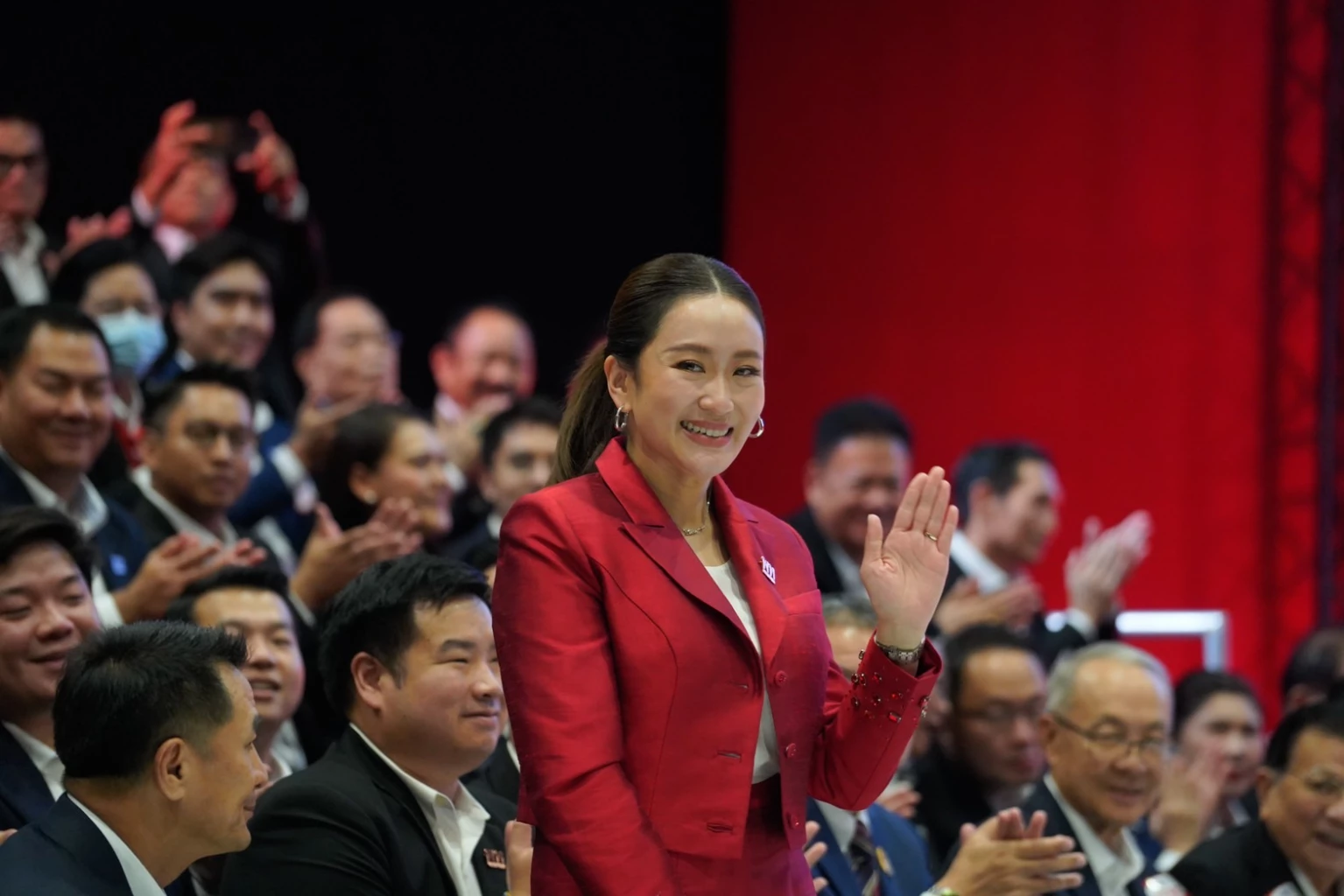 สายตรงทักษิณ ‘ภูมิธรรม’ เคลียร์ชัด ภาพ ‘นายกฯ’ จูบมือ ‘แพทองธาร ชินวัตร'