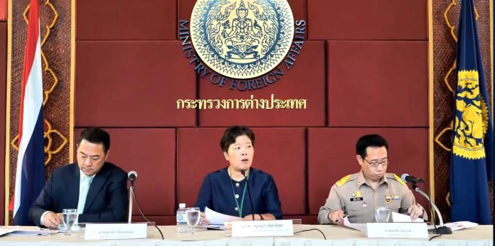 นายสมาสภ์ ปัทมะสุคนธ์ (ซ้าย) นางกาญจนา ภัทรโชค (กลาง) นายนฤชัย นินนาท (ขวา)