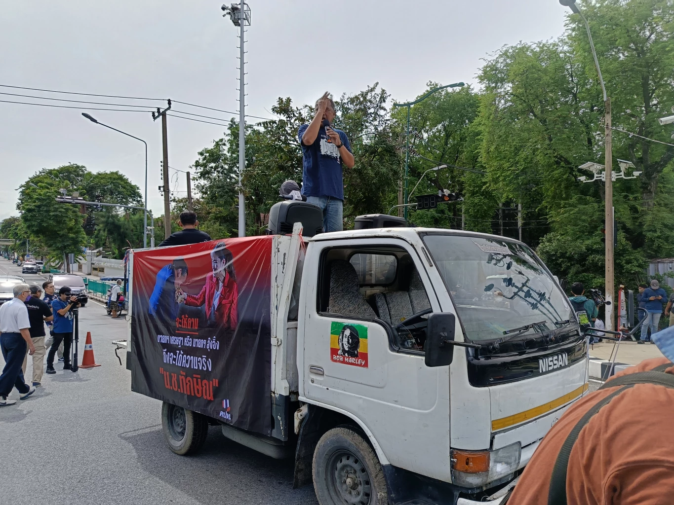 คปท.ชุมนุมหน้าทำเนียบ จี้ นายกฯ นำ ทักษิณ กลับคุก