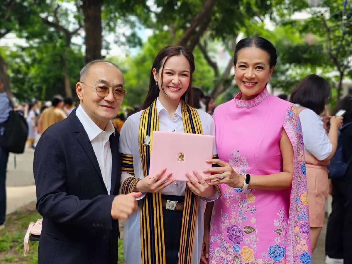 ‘แม่กบ-พ่อเอ๋’ สุดปลื้ม ‘น้องเหนือ-ดิสรยา’ คว้า ป.ตรี นิเทศจุฬาฯ สมใจคุณแม่