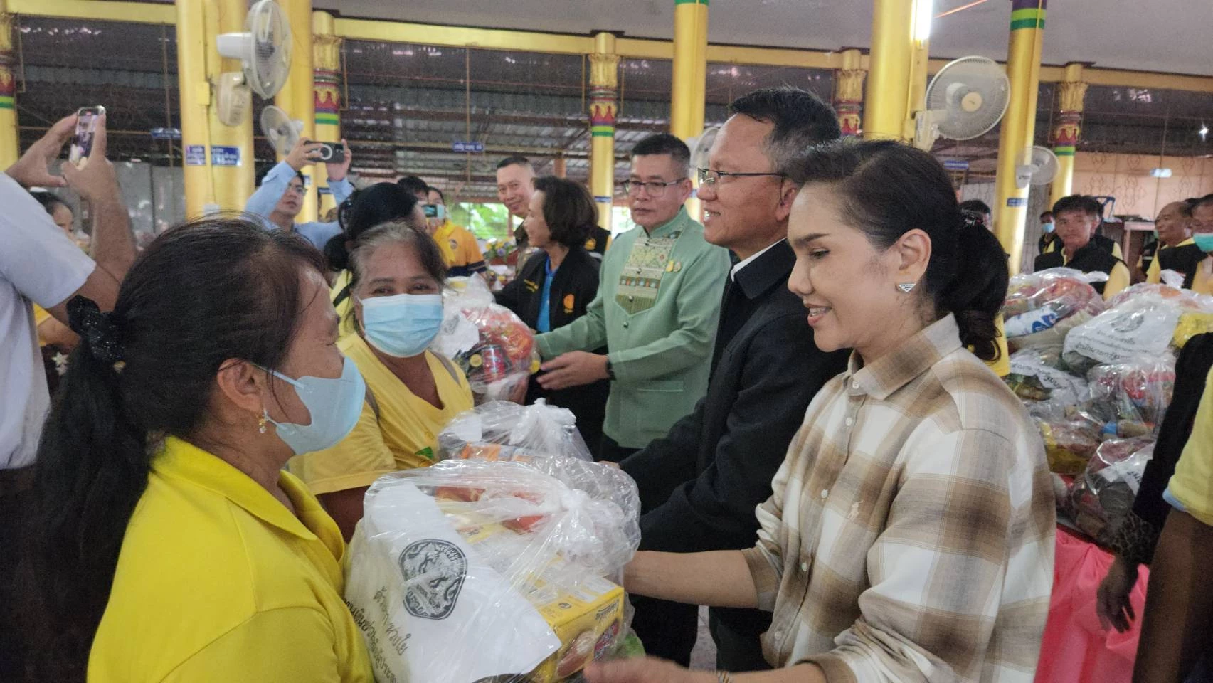 มอบถุงยังชีพผู้ประสบภัยน้ำท่วมสุโขทัย