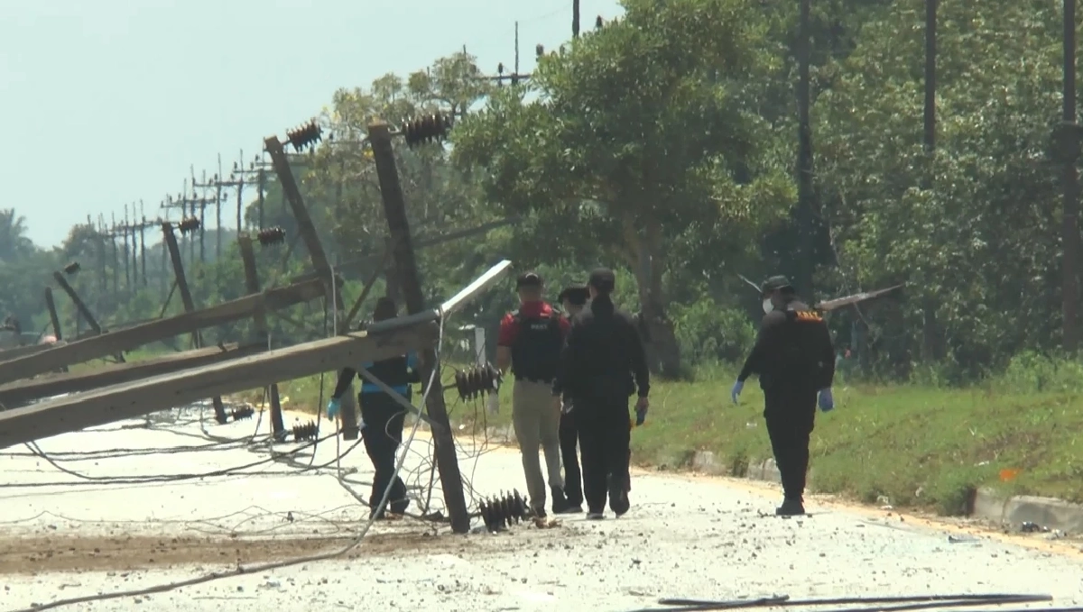 เสาไฟฟ้า ถูกแรงระเบิด โค่นเสียหายหลายต้น 