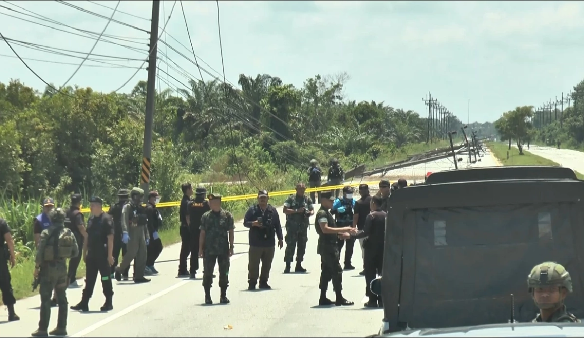 จนท.ต้องปิดส้นทางเพื่อเข้าตรวจสอบและเก็บหลักฐานเหตุระเบิดเสาไฟฟ้า 